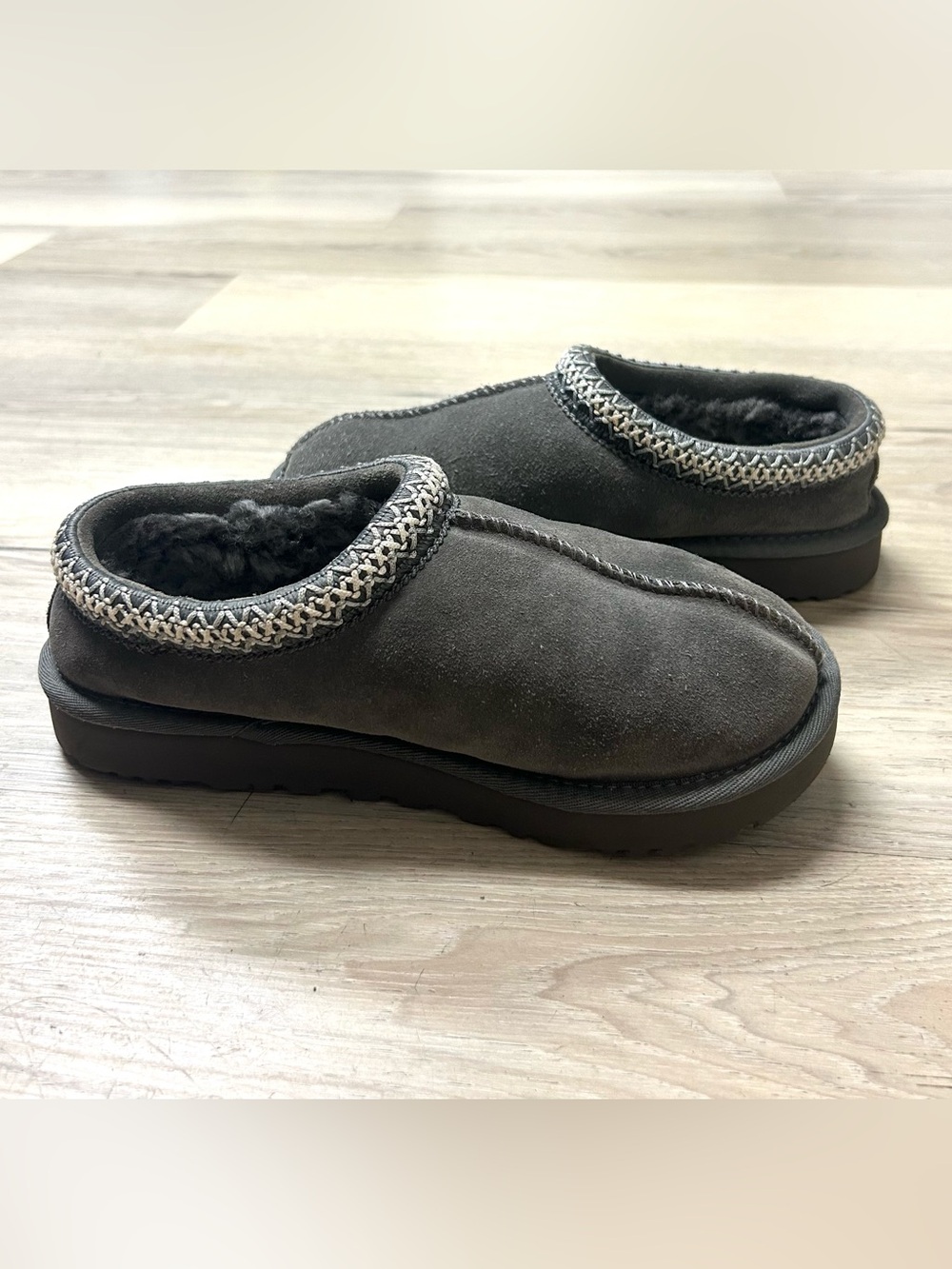 UGG Tasman Slippers Women Sz 7 Gray Suede Sheepskin Slip On Cozy Comfort - Picture 10 of 13